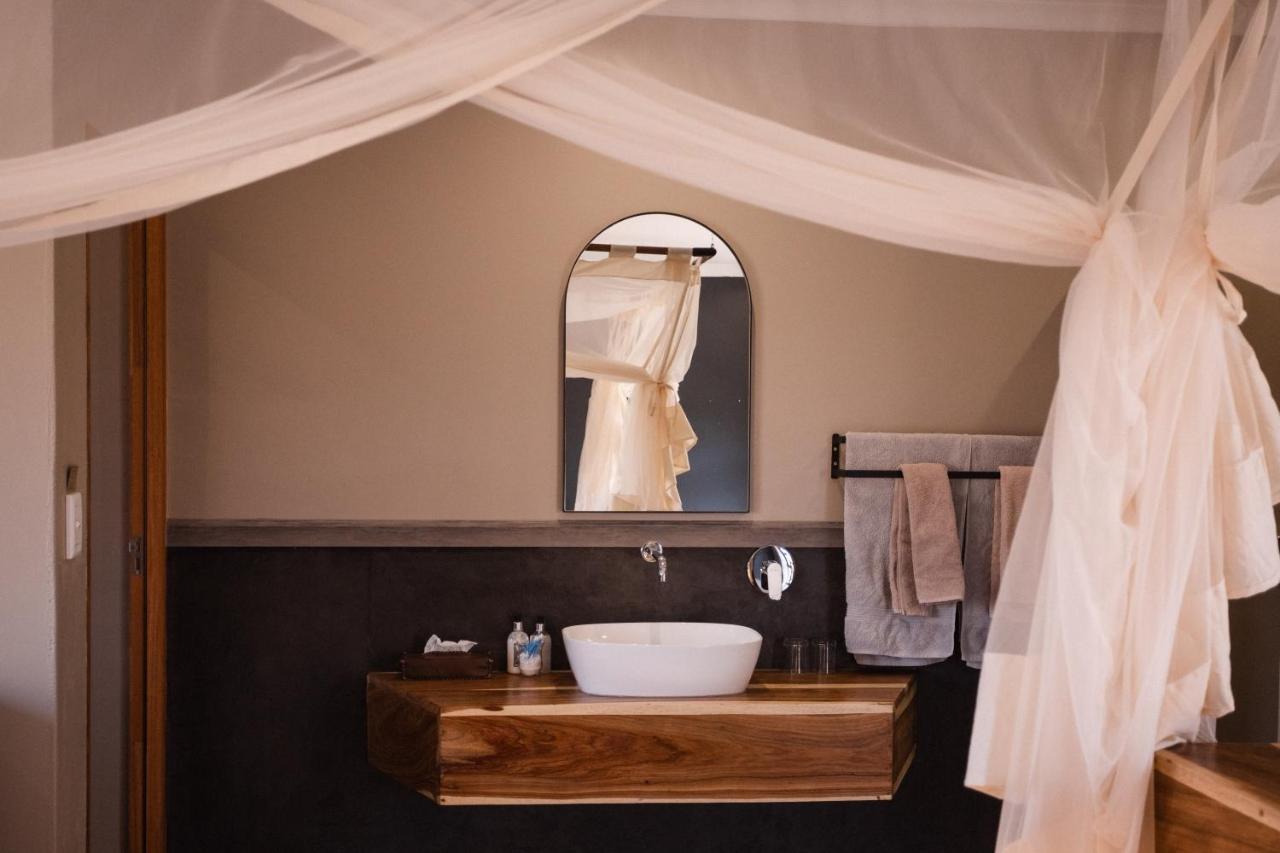 Toshari Lodge Okaukuejo Ngoại thất bức ảnh