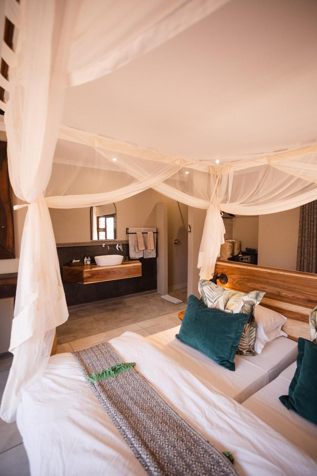 Toshari Lodge Okaukuejo Ngoại thất bức ảnh