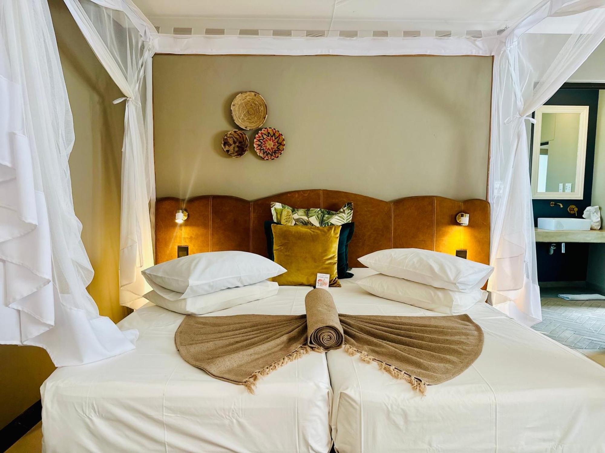 Toshari Lodge Okaukuejo Ngoại thất bức ảnh